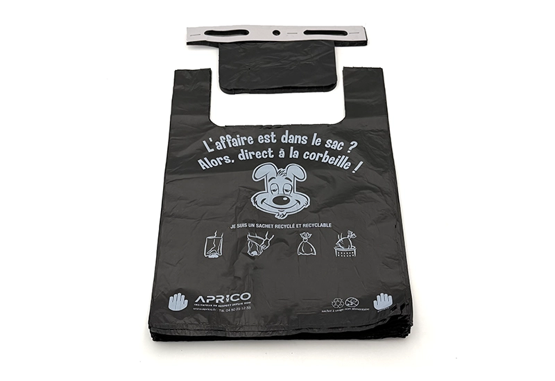 Liasse de sachets canins Aprico Liasse de sachets canins à bretelles noir sur fond blanc.