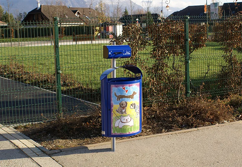 Duo distributeur canin et poubelle de rue avec affiche personnalisée Duo distributeur sac caca de chien avec poubelle et affiche personnalisée près d'un parc.