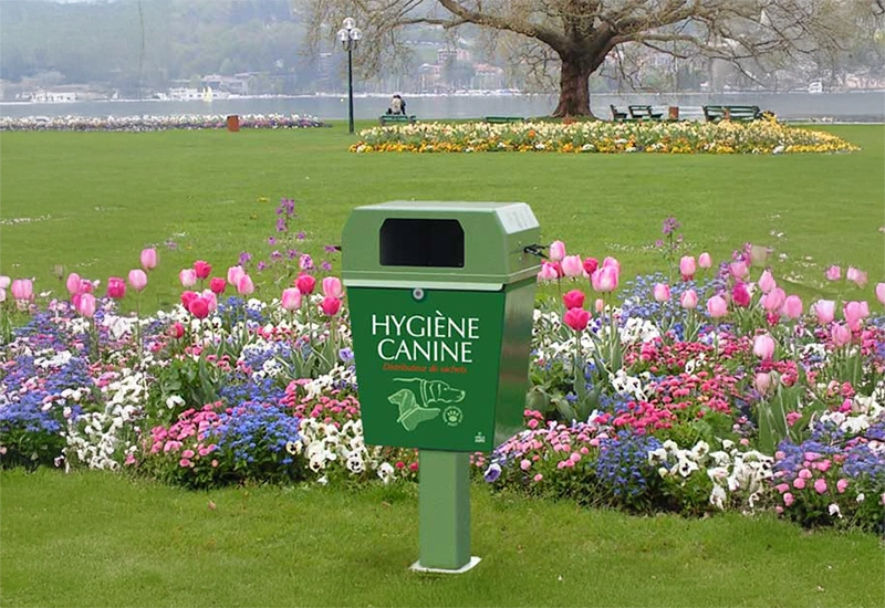 Borne de propreté sac-o-mat Borne de propreté dans un parc fleuris