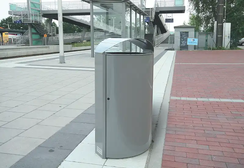 Poubelle de rue en acier avec couvercle Poubelle de rue avec couvercle en acier dans une gare.