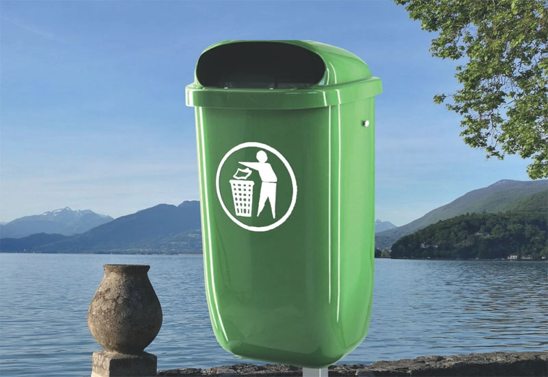 Poubelle de rue 50L en plastique Poubelle de rue 50L en plastique près d'un lac.