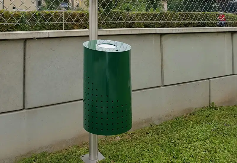 Poubelle de rue à clapet verte Poubelle de rue verte à clapet sur mât