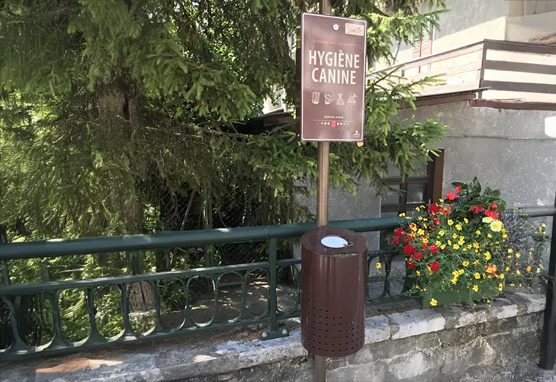 Duo distributeur canin avec poubelle de rue à clapet Duo de distributeurs canins avec poubelle de rue à clapet sur un mât.
