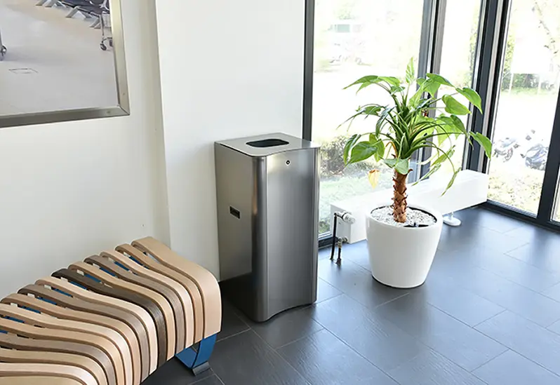 Poubelle à déchets simple flux Poubelle à déchets dans un bureau.