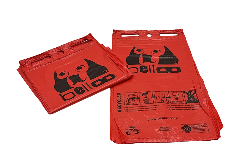 Lasses di sacchetti canini rossi universali Lasses dei sacchetti rossi della coca del cane su fondo bianco.