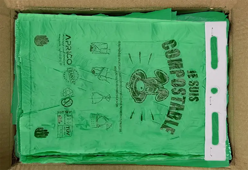 Imballaggio dei pacchetti di borse canini compostabili Imballaggio nel cartone dei fasci di borse canini compostabili.