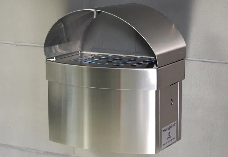 Cendrier et éteignoir mural Éteignoir et cendrier accroché au mur.