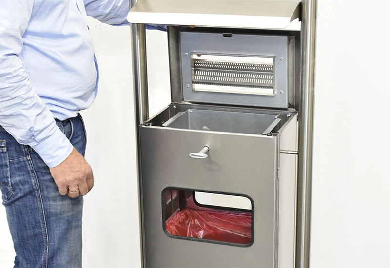 Intérieur du cendrier Intérieur du cendrier sur pied sur fond blanc.