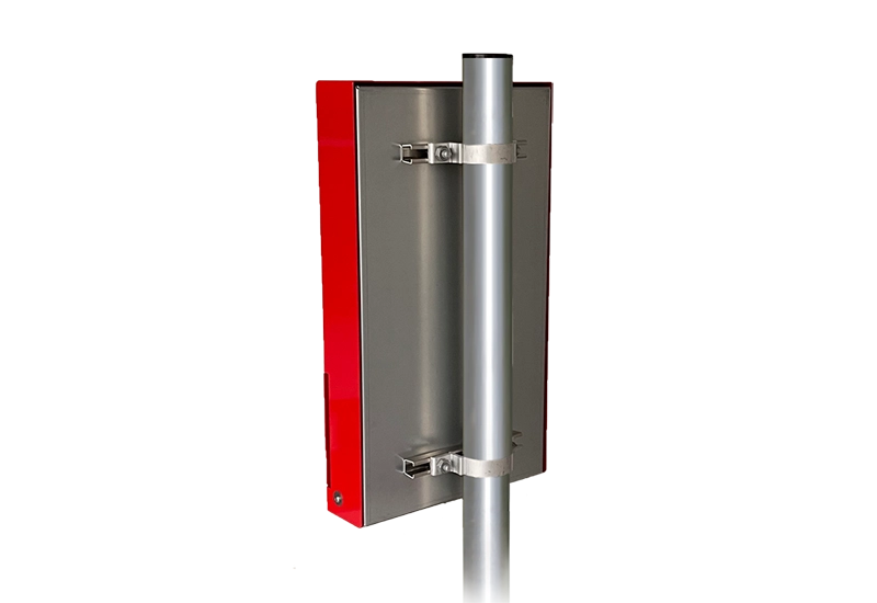 Fixation collier du distributeur canin Fixation rail du distributeur canin sur fond blanc.