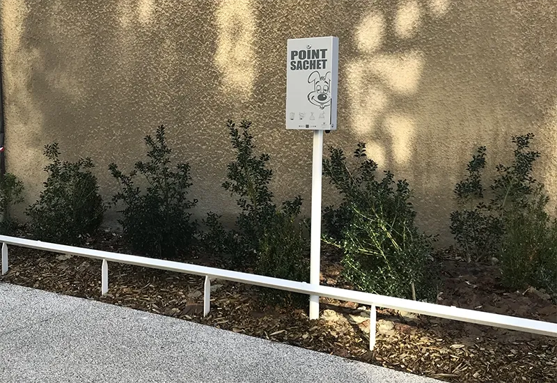 Distributeur canin sérigraphie Distributeur canin sérigraphie point sachet sur poteaux.