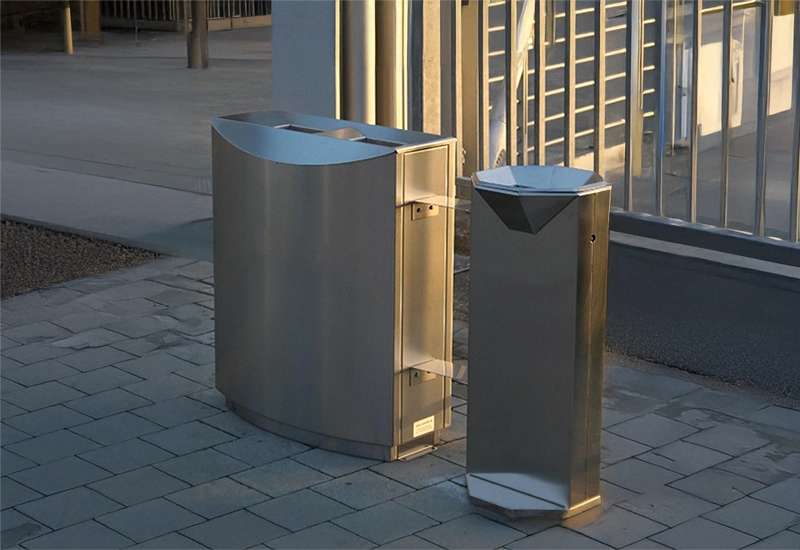 Duo poubelle de tri et cendrier Duo de poubelle de tri et cendrier en acier dans une rue.