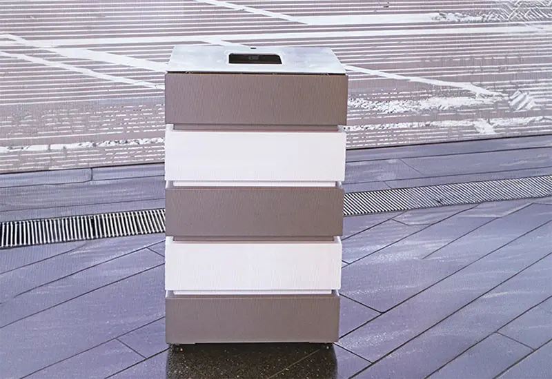 Poubelle de rue 70 litres Poubelle de rue 70 litres dans une rue.