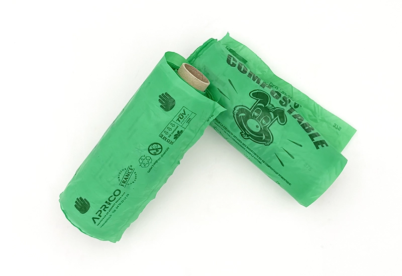 Rouleaux de sachets canins biodégradables Deux rouleaux de sachets canins biodégradables verts aprico sur fond blanc.