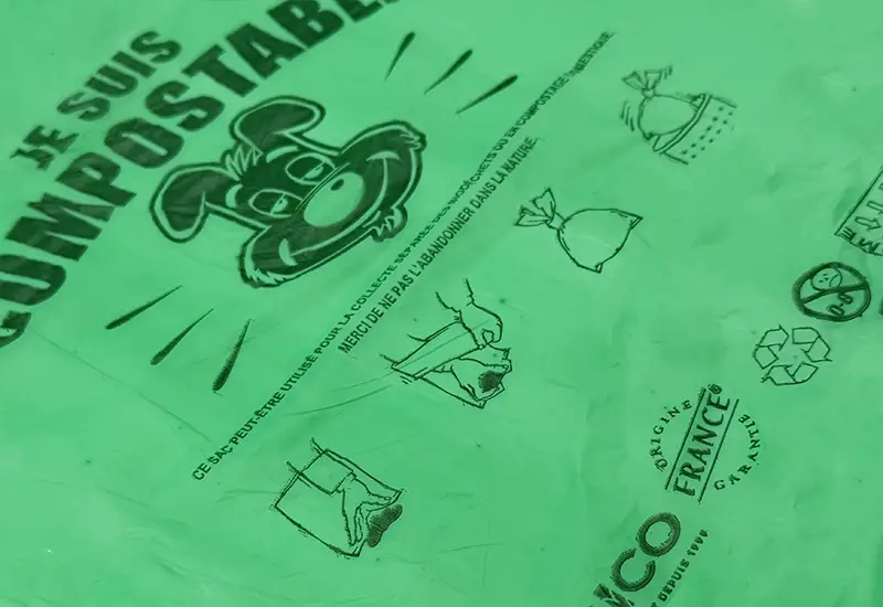Sachet canin Sachet de déjection canine avec un zoom sur l'imprimé du sac avec le slogan d'aprico.