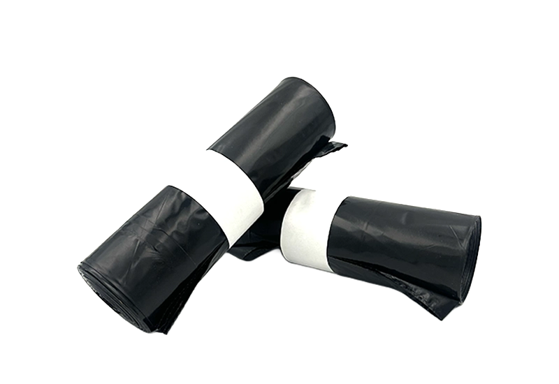 Rouleaux de sacs poubelles avec lien coulissant noirs Rouleaux de sacs poubelles noirs.
