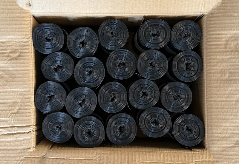 Conditionnement de sacs poubelles noirs Conditionnement de sacs poubelles noirs.