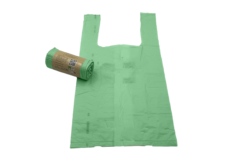 Rouleau et sac poubelle bio-seau Rouleau et sac poubelle vert bio seau sur fond blanc.