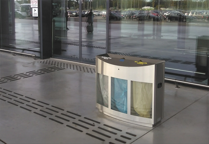 Poubelle de tri triple flux Poubelle de tri triple flux devant un centre commercial