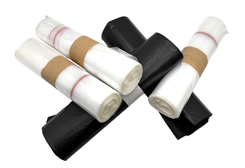 Rouleaux de sacs poubelles noirs et transparents Rouleaux de sacs poubelles noirs et transparents sur fond blanc