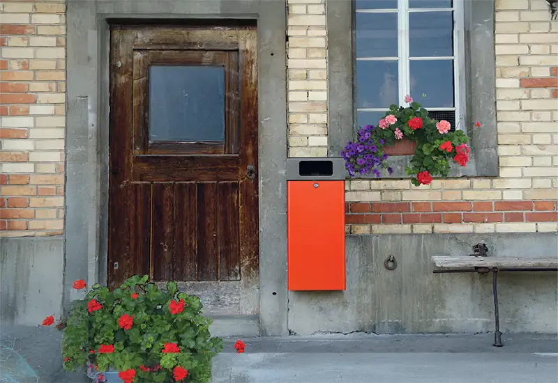 Poubelle à déchets murale Poubelle à déchets murale sur une maison.