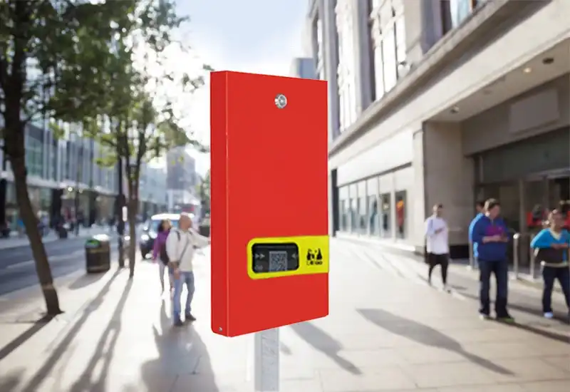 Distributeur canin rouge Distributeur à déjection canine rouge en acier dans une rue